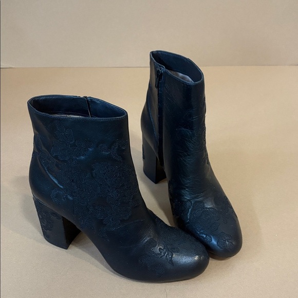 Michael by Michael Kors leather lace embossed womens booties black so detailed!! - Picture 3 of 8